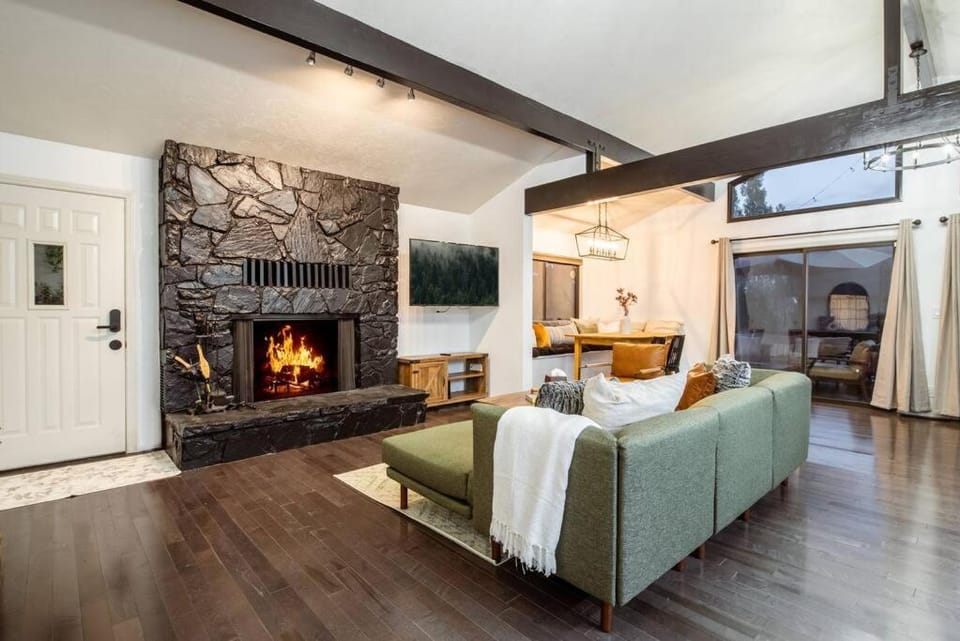 TV and multimedia, Living room, Photo of the whole room, flat iron