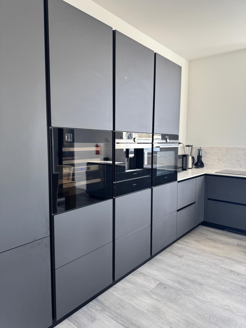 Coffee/tea facilities, Kitchen or kitchenette, stove