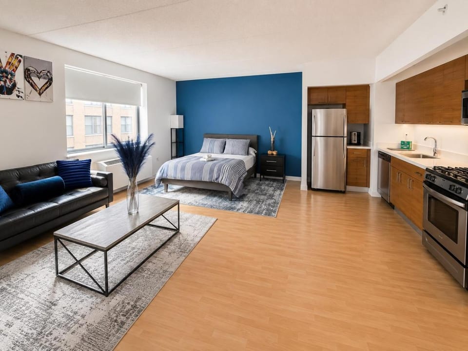 Bed, Kitchen or kitchenette, Seating area, Bedroom
