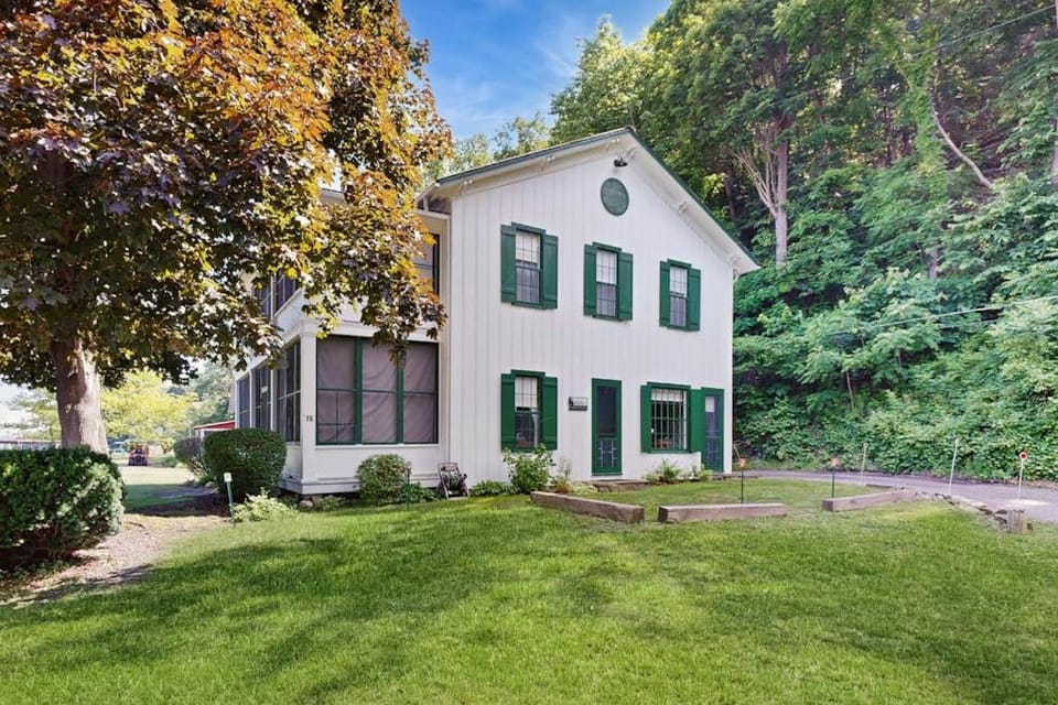 Seneca Vintage House in Seneca Lake