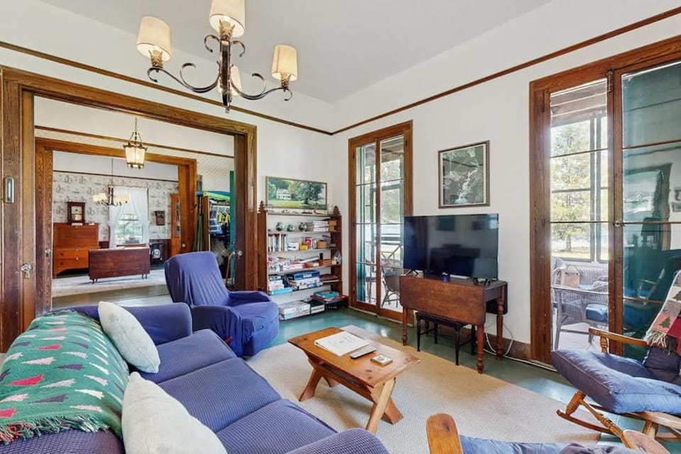 Seneca Vintage House in Seneca Lake