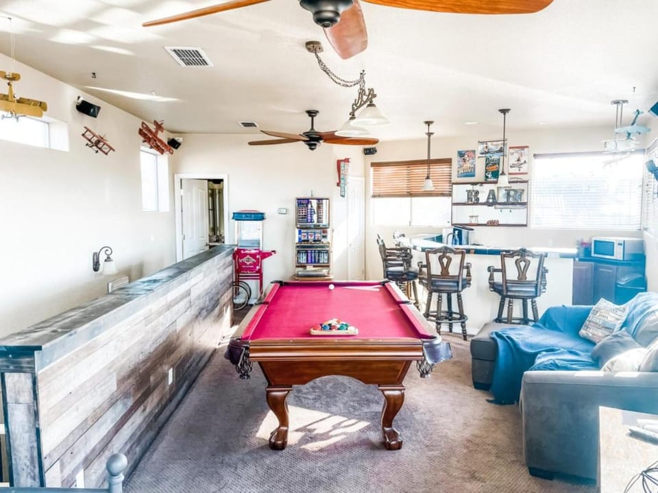 Billiard, Casino, Game Room, Seating area
