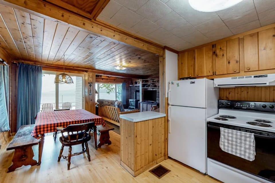 Kitchen or kitchenette, Dining area, dishwasher, oven, stove, kitchen