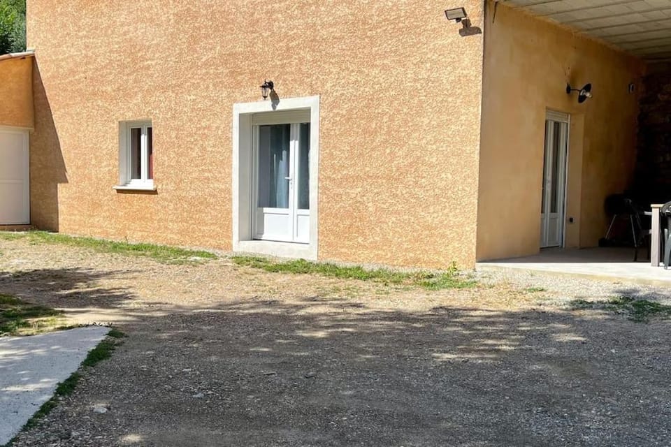 Charmant Logement avec piscine. Apartment in Occitanie