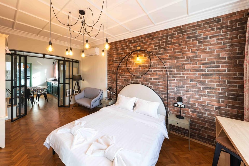 Bed, Living room, Photo of the whole room, Seating area, Bedroom