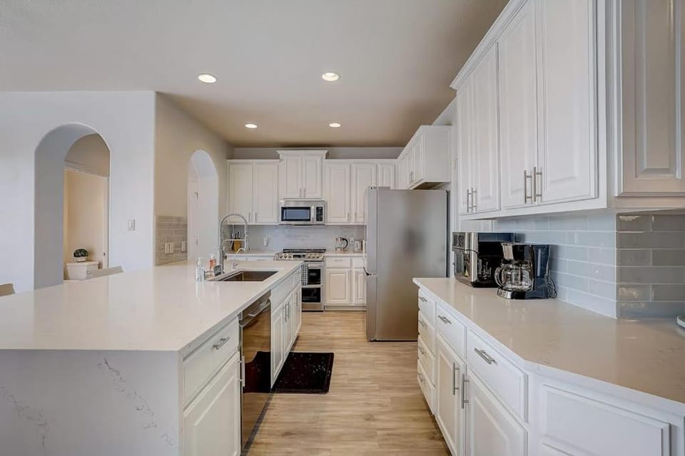 Coffee/tea facilities, Kitchen or kitchenette, oven, kitchen
