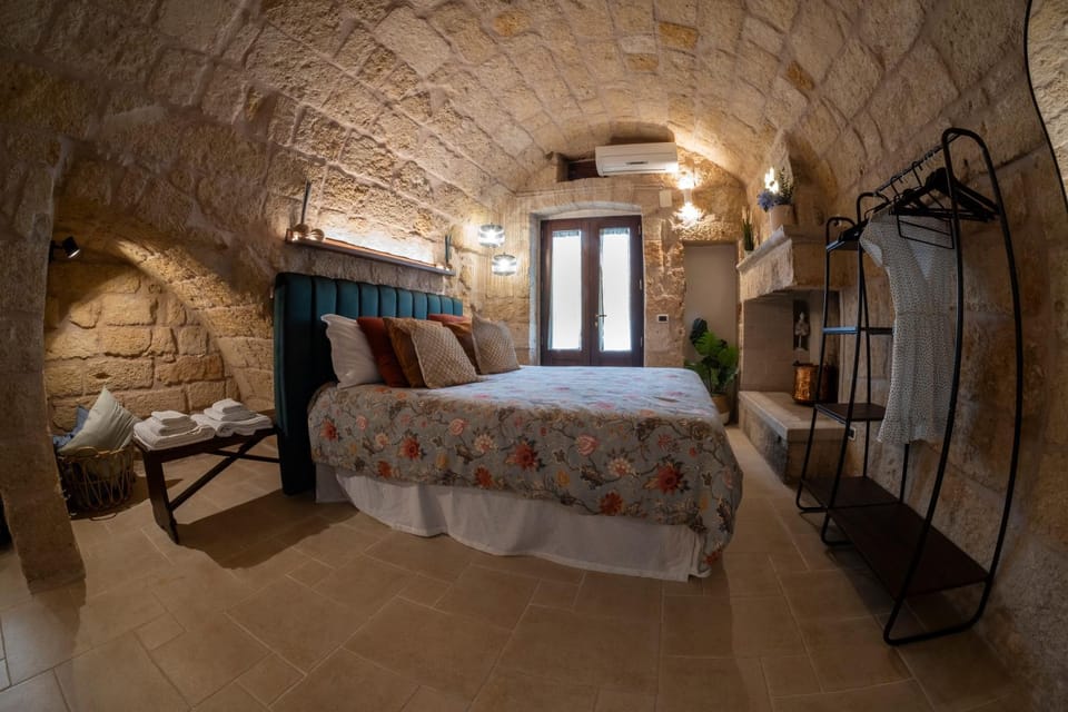 Bed, Bedroom, towels, towels, air conditioner, air conditioner