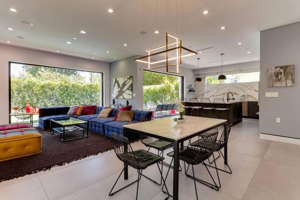 Posh Luxury Modern Home with Pool Spa and Rooftop Deck Villa in Encino