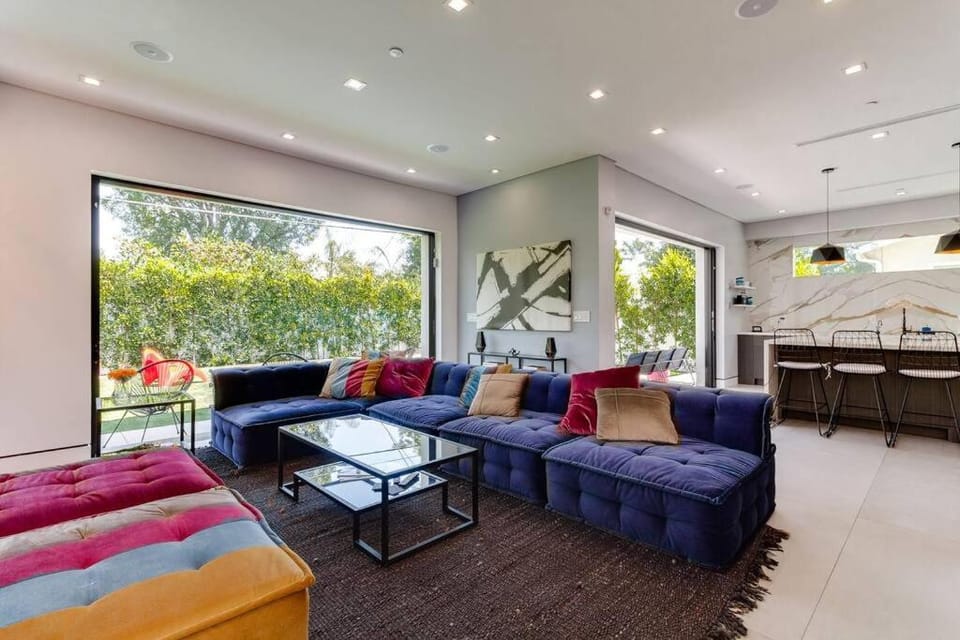 Posh Luxury Modern Home with Pool Spa and Rooftop Deck Villa in Encino