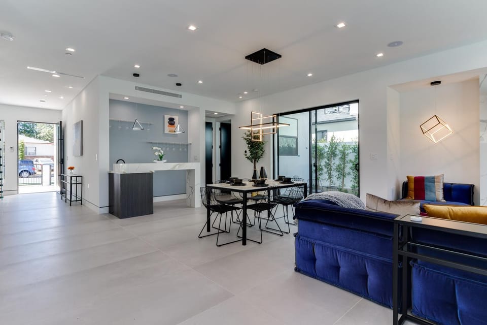 Posh Luxury Modern Home with Pool Spa and Rooftop Deck Villa in Encino