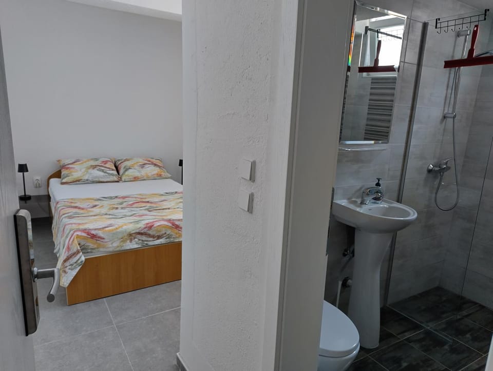 Shower, Toilet, Restaurant/places to eat, Bed, Photo of the whole room, Bedroom, Parking, minibar, towels, air conditioner, air conditioner