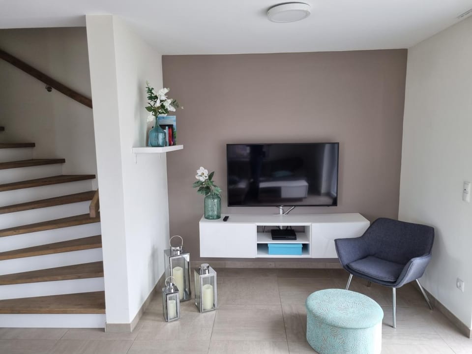 NEU!Moderne, lichtdurchflutete DHH, zentral, Garten, Wallbox, WLAN House in Butjadingen