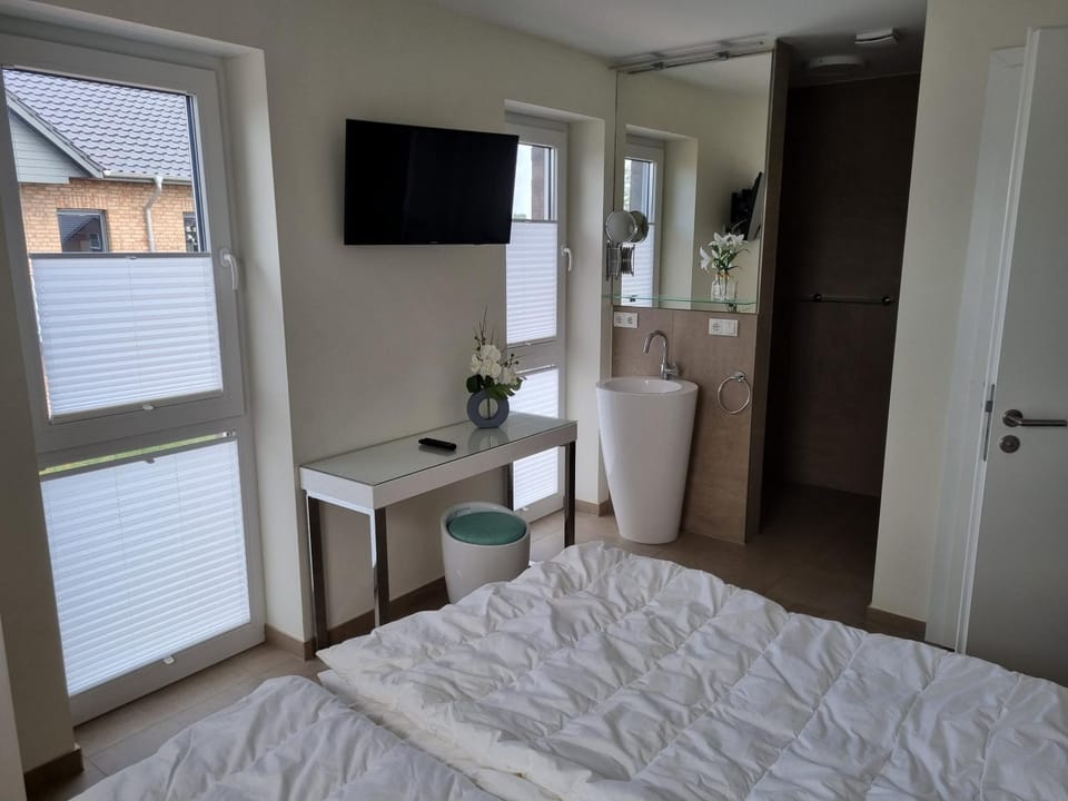 NEU!Moderne, lichtdurchflutete DHH, zentral, Garten, Wallbox, WLAN House in Butjadingen