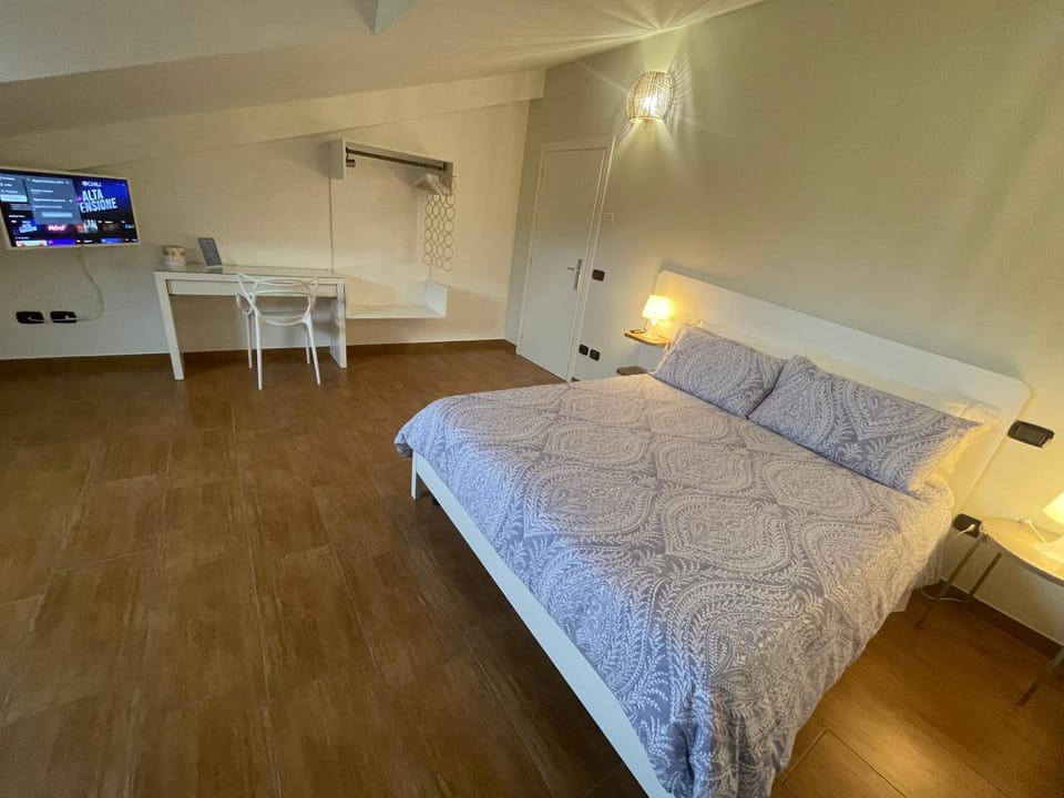 Bed, TV and multimedia, Photo of the whole room, Bedroom, hair dresser