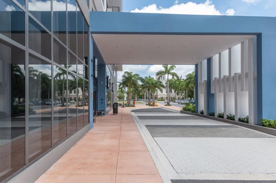 DOWNTOWN DORAL, FLORIDA. NEW CONDO STYLE RESORT. Apartment hotel in Doral