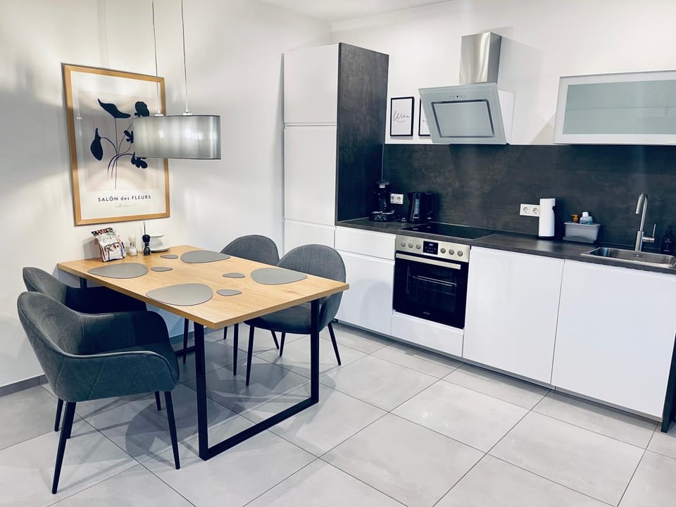 Coffee/tea facilities, Kitchen or kitchenette, Dining area, dishwasher, stove