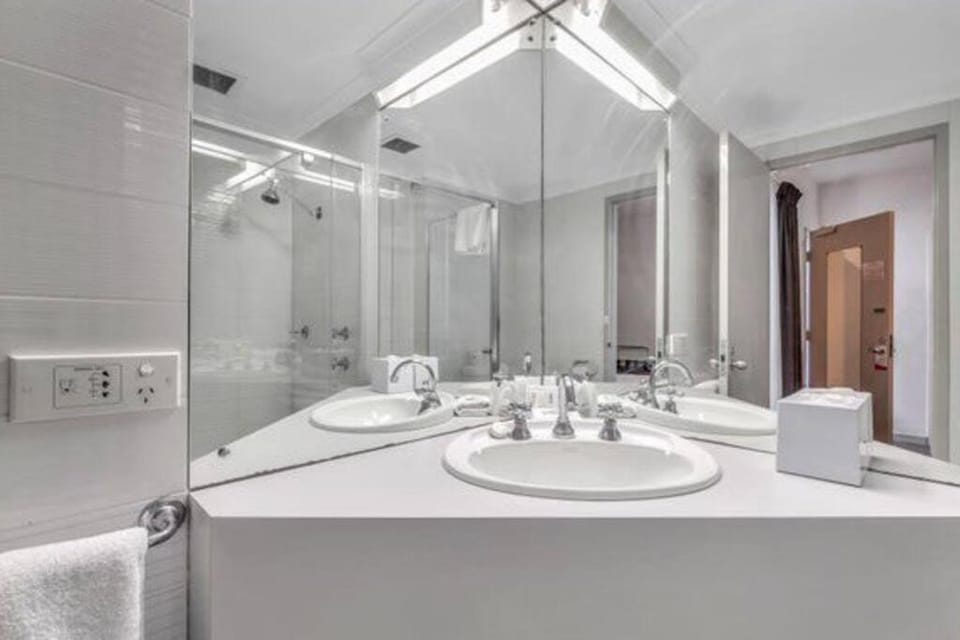 Studio 431/247 gouger st ex hotel room in city Apartment in Adelaide