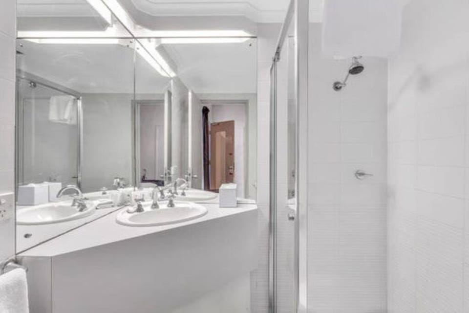Studio 431/247 gouger st ex hotel room in city Apartment in Adelaide