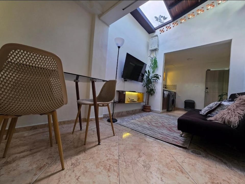 alojamiento entero a 800metros estación poblado Apartment in Medellin