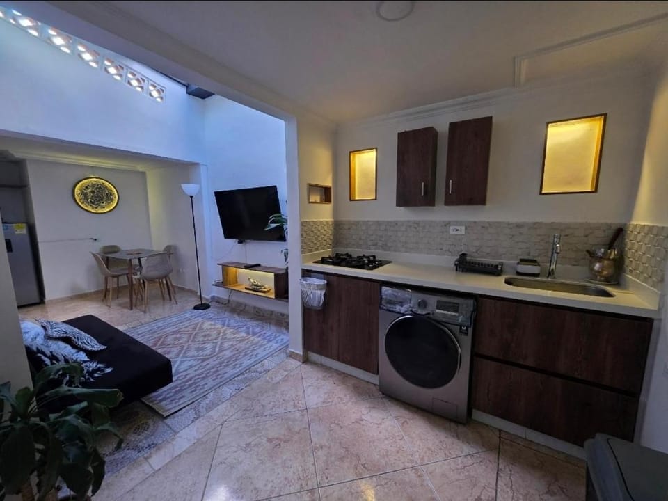 alojamiento entero a 800metros estación poblado Apartment in Medellin