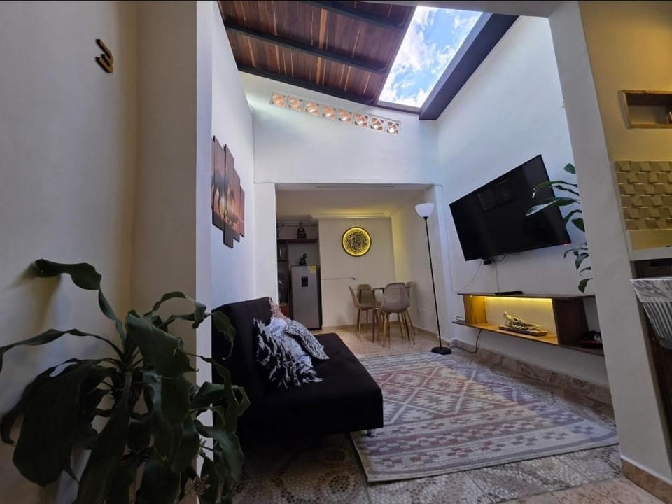 alojamiento entero a 800metros estación poblado Apartment in Medellin