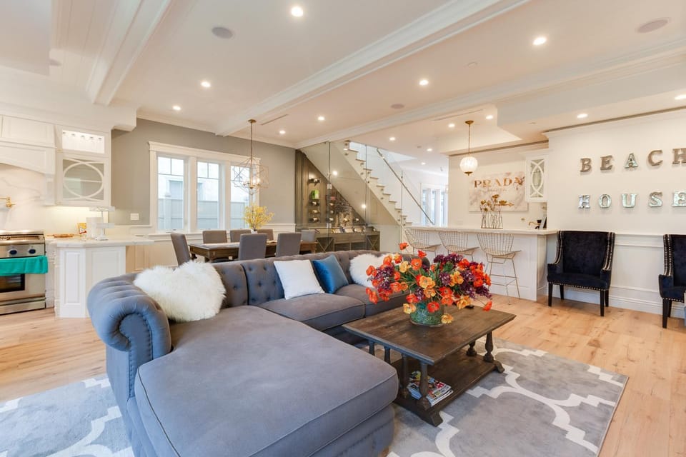 Beautiful 2 Story Right by the Water, Ocean View Villa in Long Beach