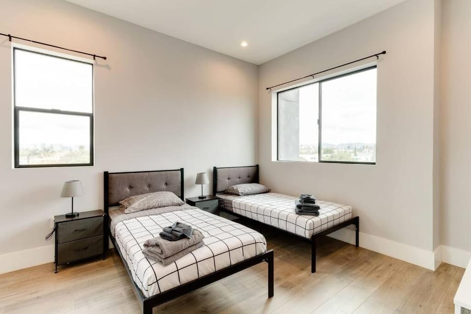 Luxury Modern 4 bedroom 3 Bath Home With Rooftop Deck #3 Villa in San Fernando Valley