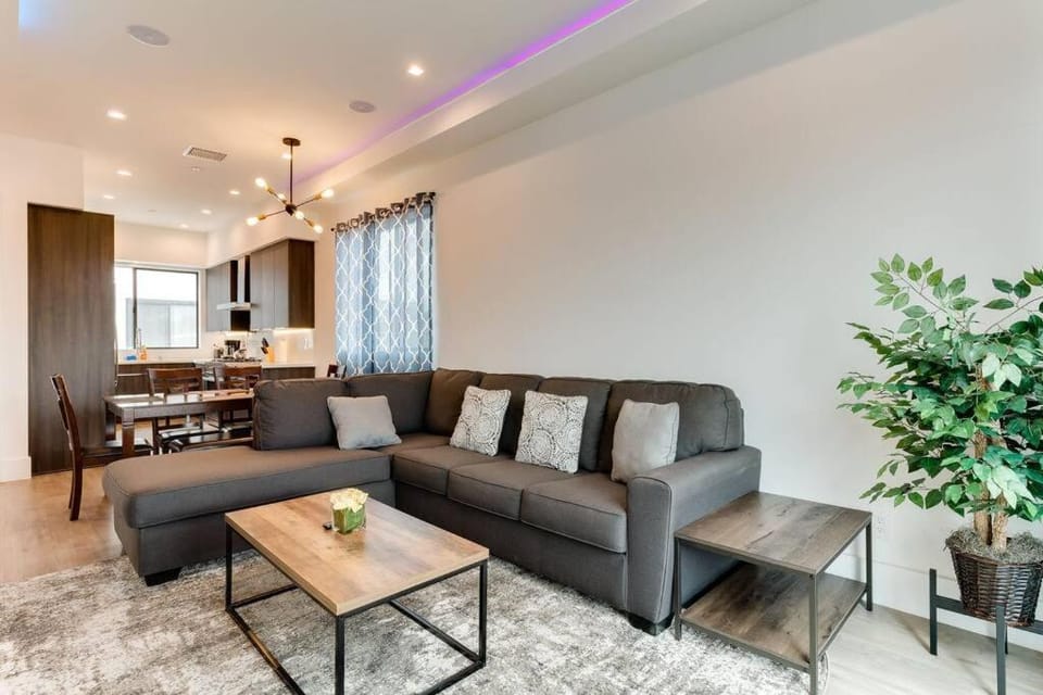 Luxury Modern 4 bedroom 3 Bath Home With Rooftop Deck #3 Villa in San Fernando Valley