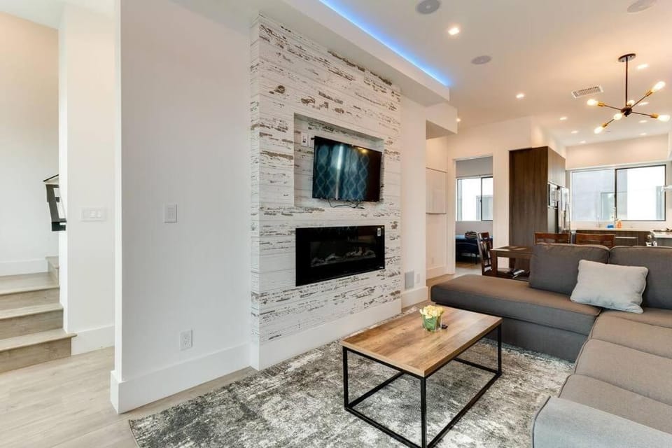 Luxury Modern 4 bedroom 3 Bath Home With Rooftop Deck #3 Villa in San Fernando Valley