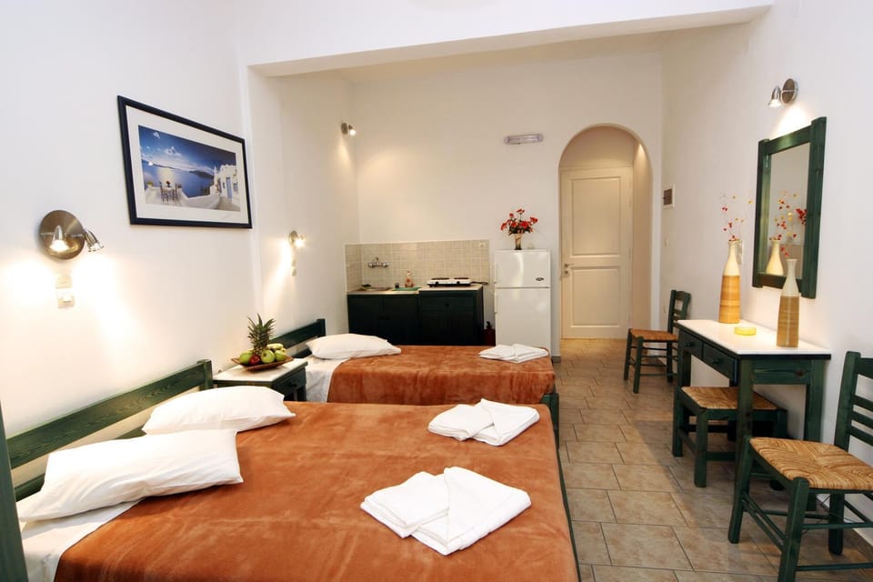 Property building, Bed, Kitchen or kitchenette, Photo of the whole room, Bedroom