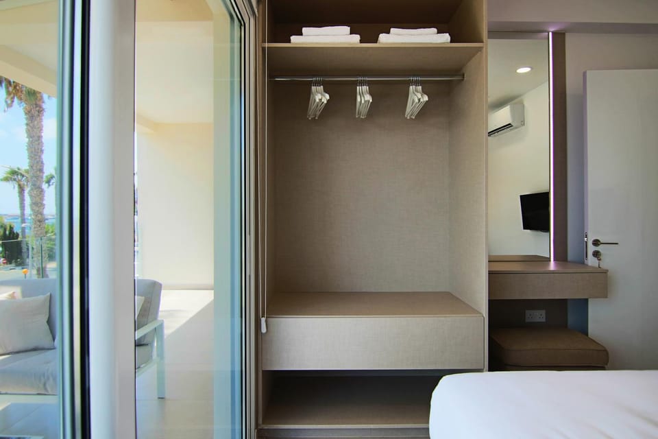 TV and multimedia, Sea view, towels, wardrobe