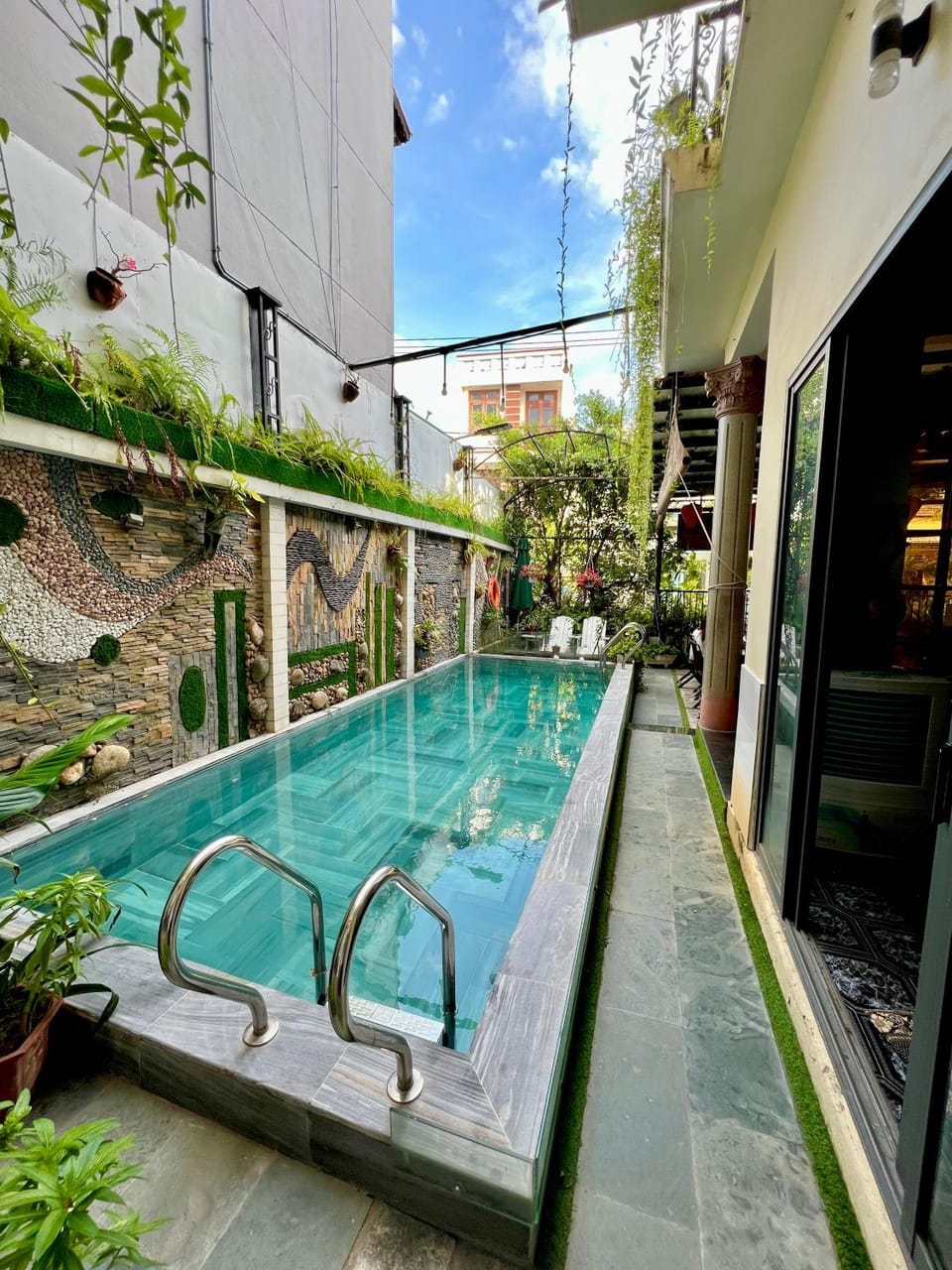 Property building, Day, Swimming pool, sunbed