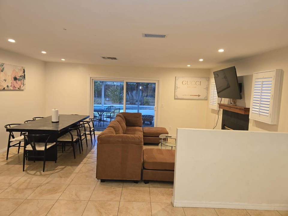 4 Bedroom West Hills Charmer with Pool and Jacuzzi House in West Hills