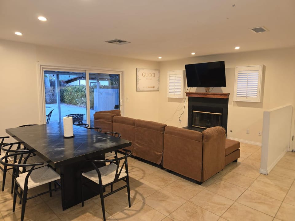 4 Bedroom West Hills Charmer with Pool and Jacuzzi House in West Hills