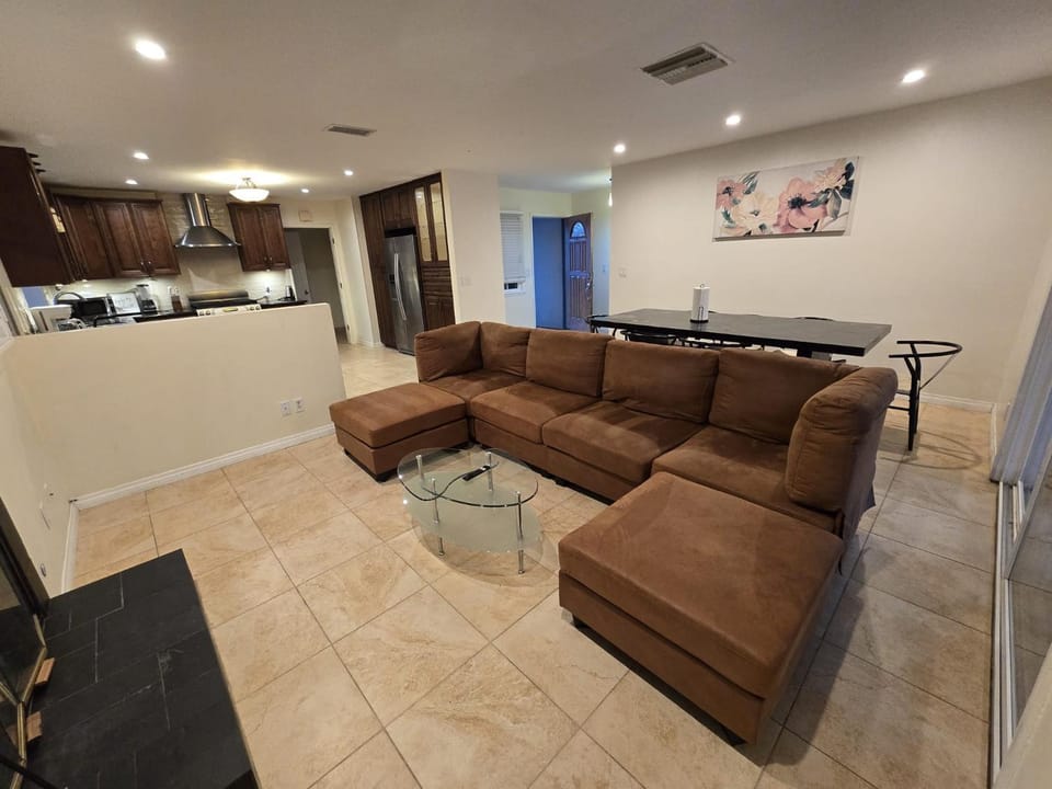 4 Bedroom West Hills Charmer with Pool and Jacuzzi House in West Hills