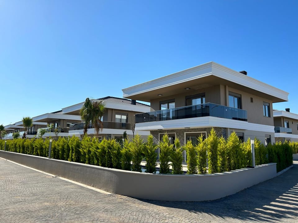 Property building, Patio, Facade/entrance, Day
