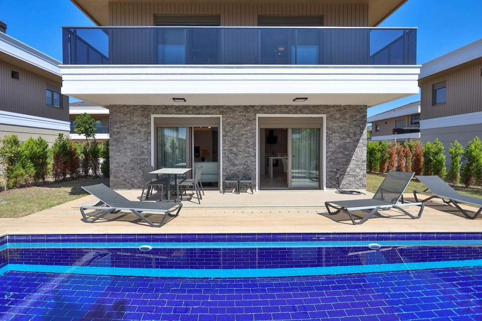 Property building, Patio, Day, Balcony/Terrace, Pool view, Swimming pool, sunbed