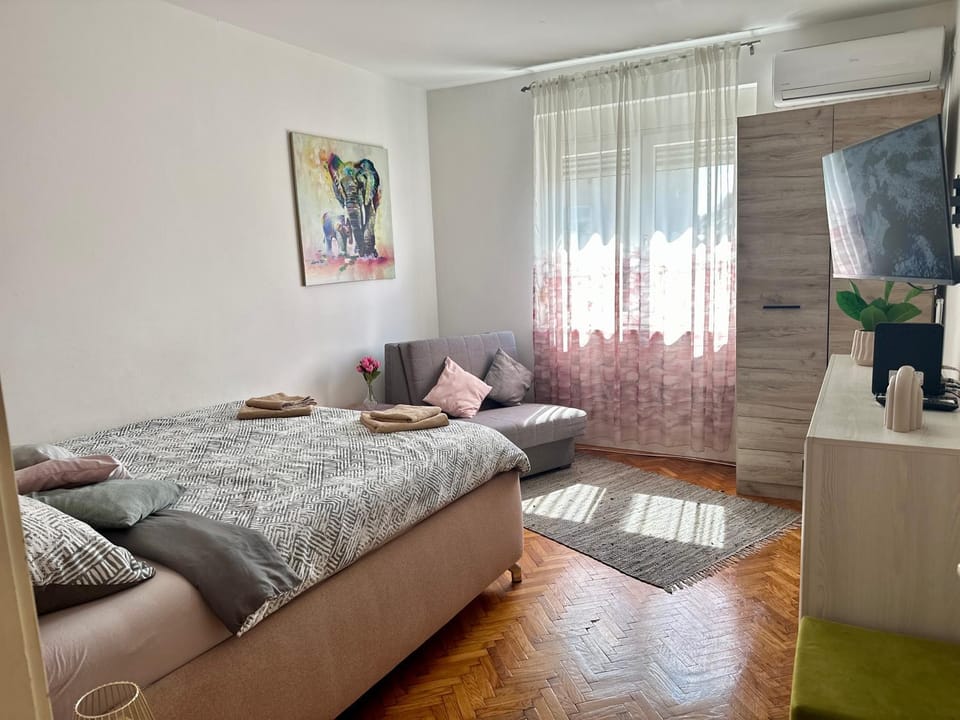 Seating area, Bedroom