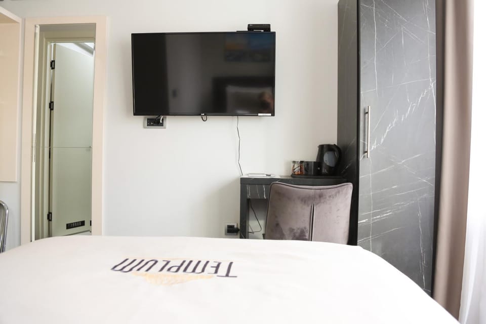 Bed, TV and multimedia, Photo of the whole room, Bedroom