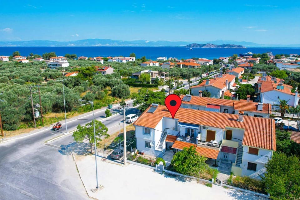 Property building, Nearby landmark, Day, Neighbourhood, Natural landscape, Bird's eye view, City view, Sea view, Street view