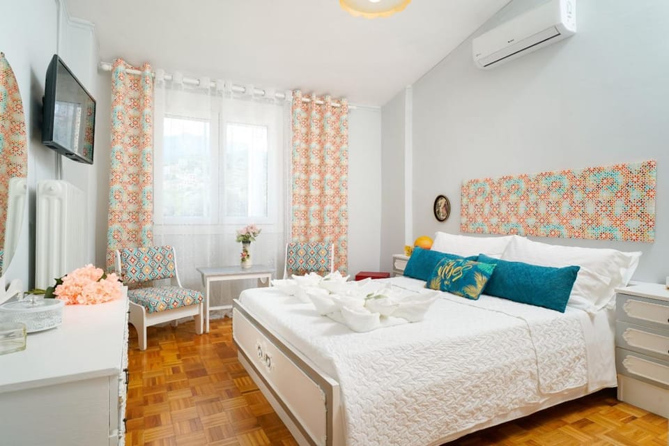 Bed, TV and multimedia, Bedroom, towels, air conditioner