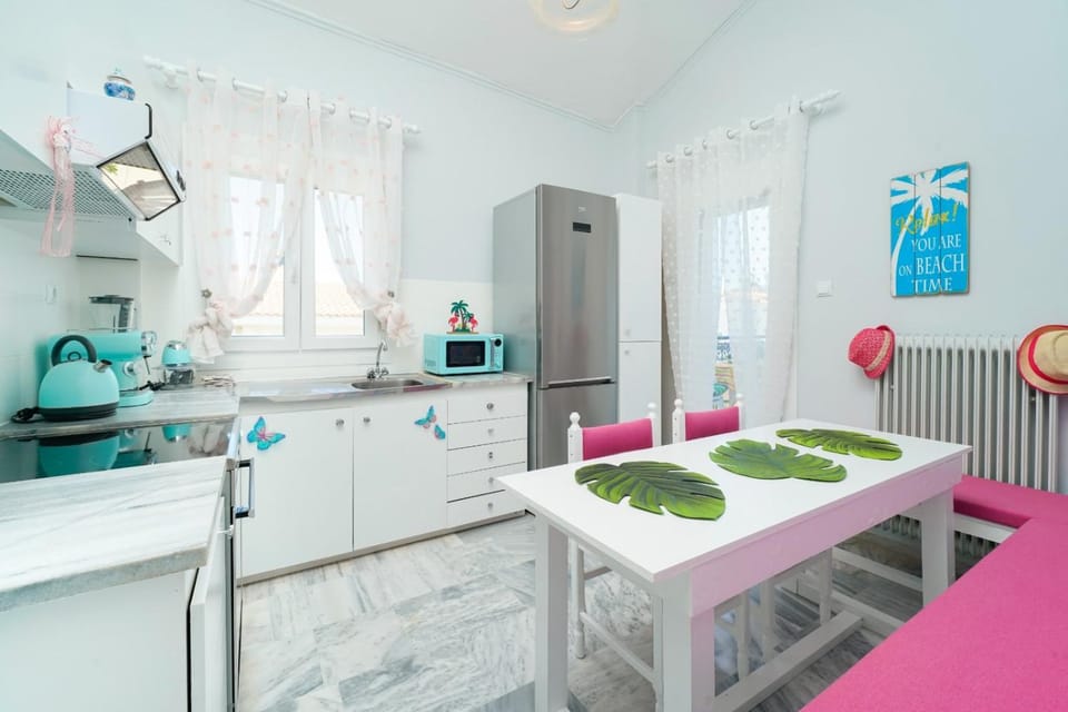 Kitchen or kitchenette, minibar, stove