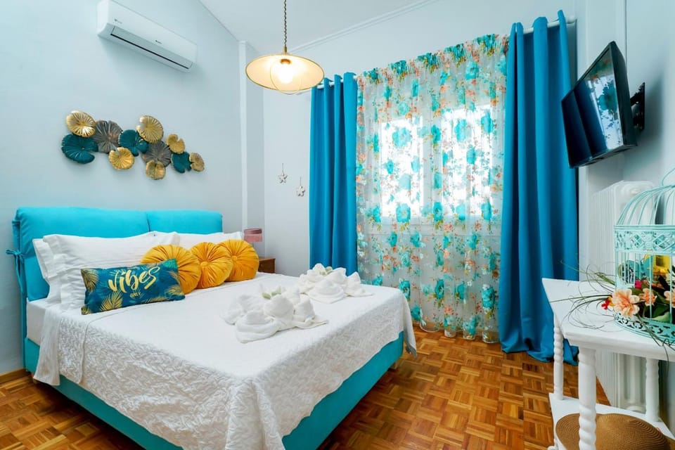 Bed, TV and multimedia, Bedroom, towels, air conditioner