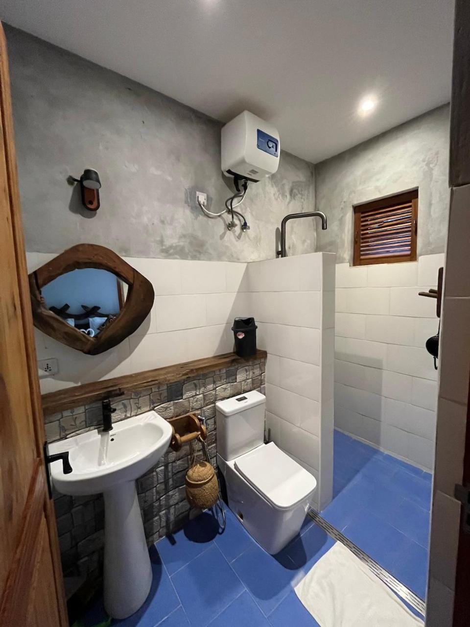 Shower, Toilet
