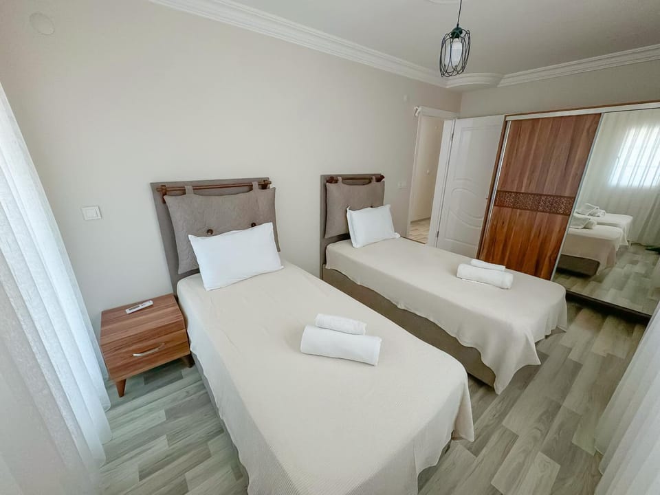 Bed, Photo of the whole room, Bedroom, towels