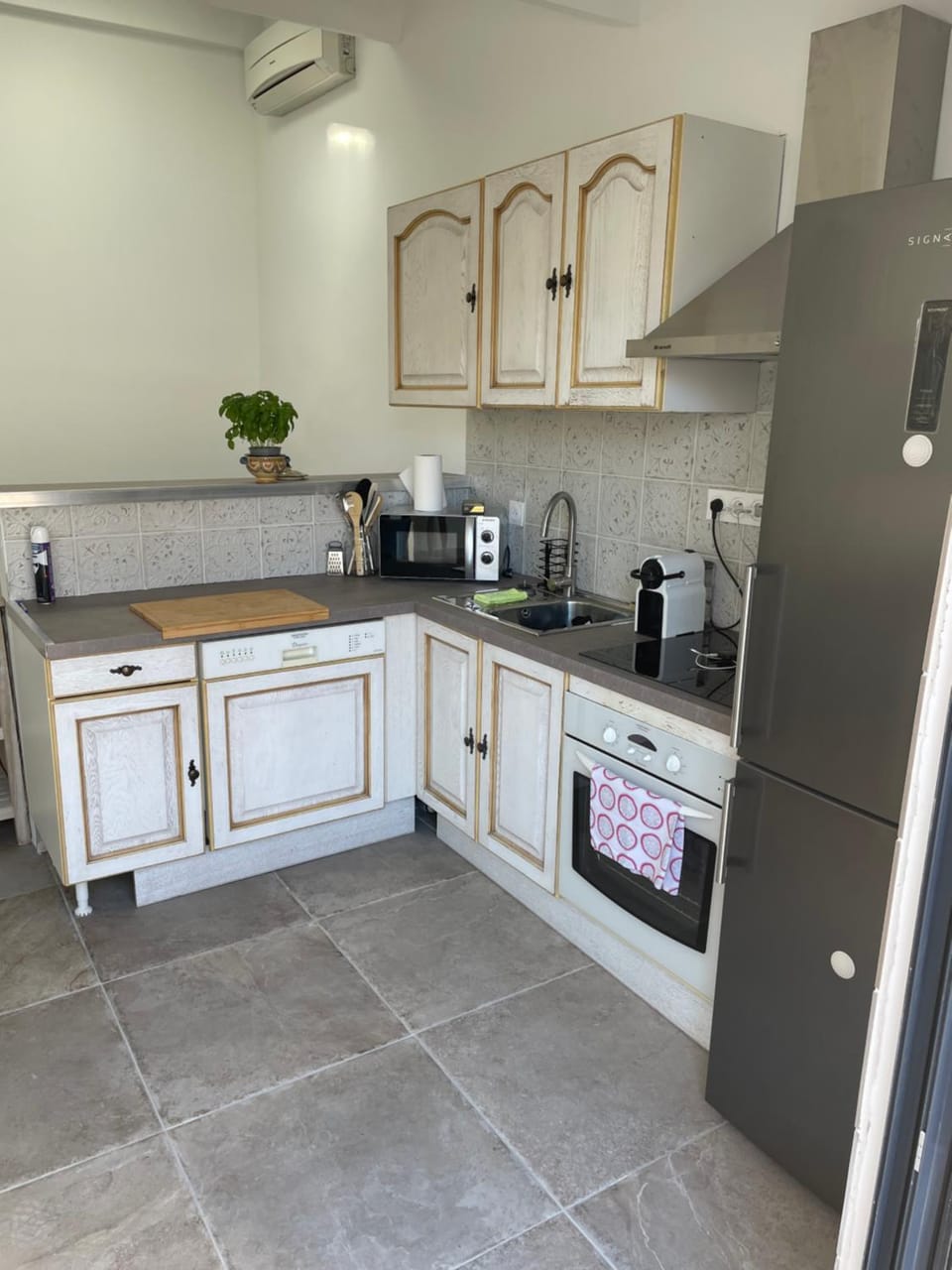 Coffee/tea facilities, minibar, pet friendly, toaster