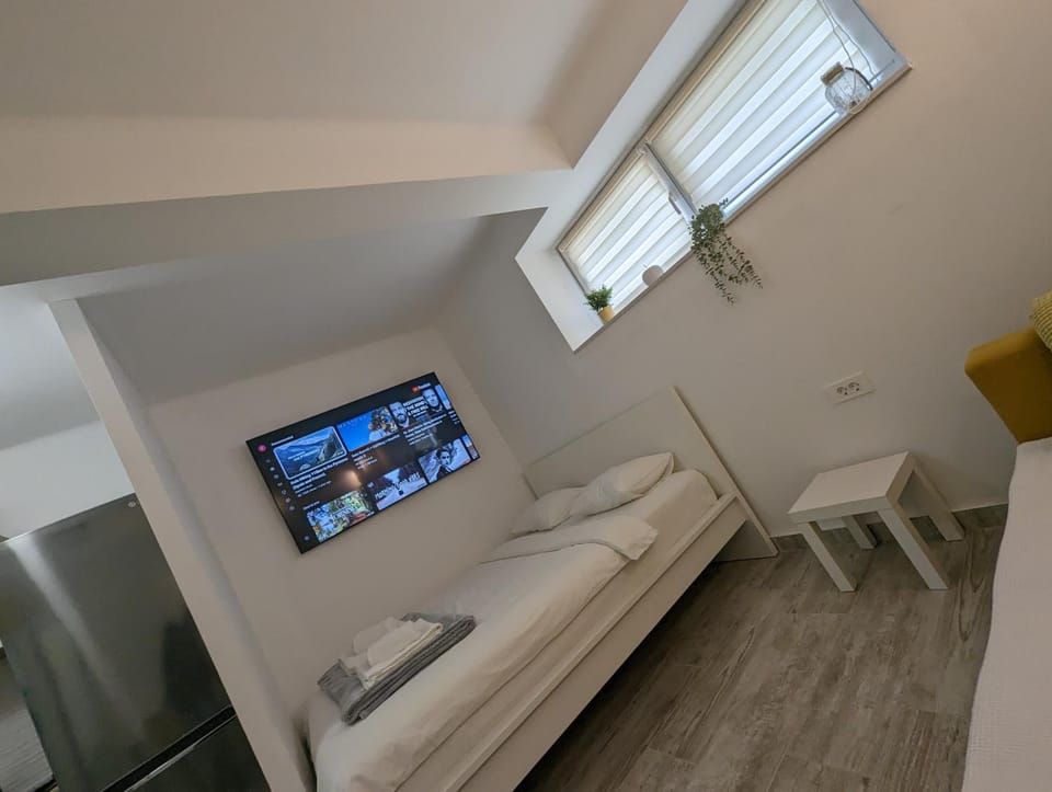 Bed, TV and multimedia, Kitchen or kitchenette, Photo of the whole room, Bedroom