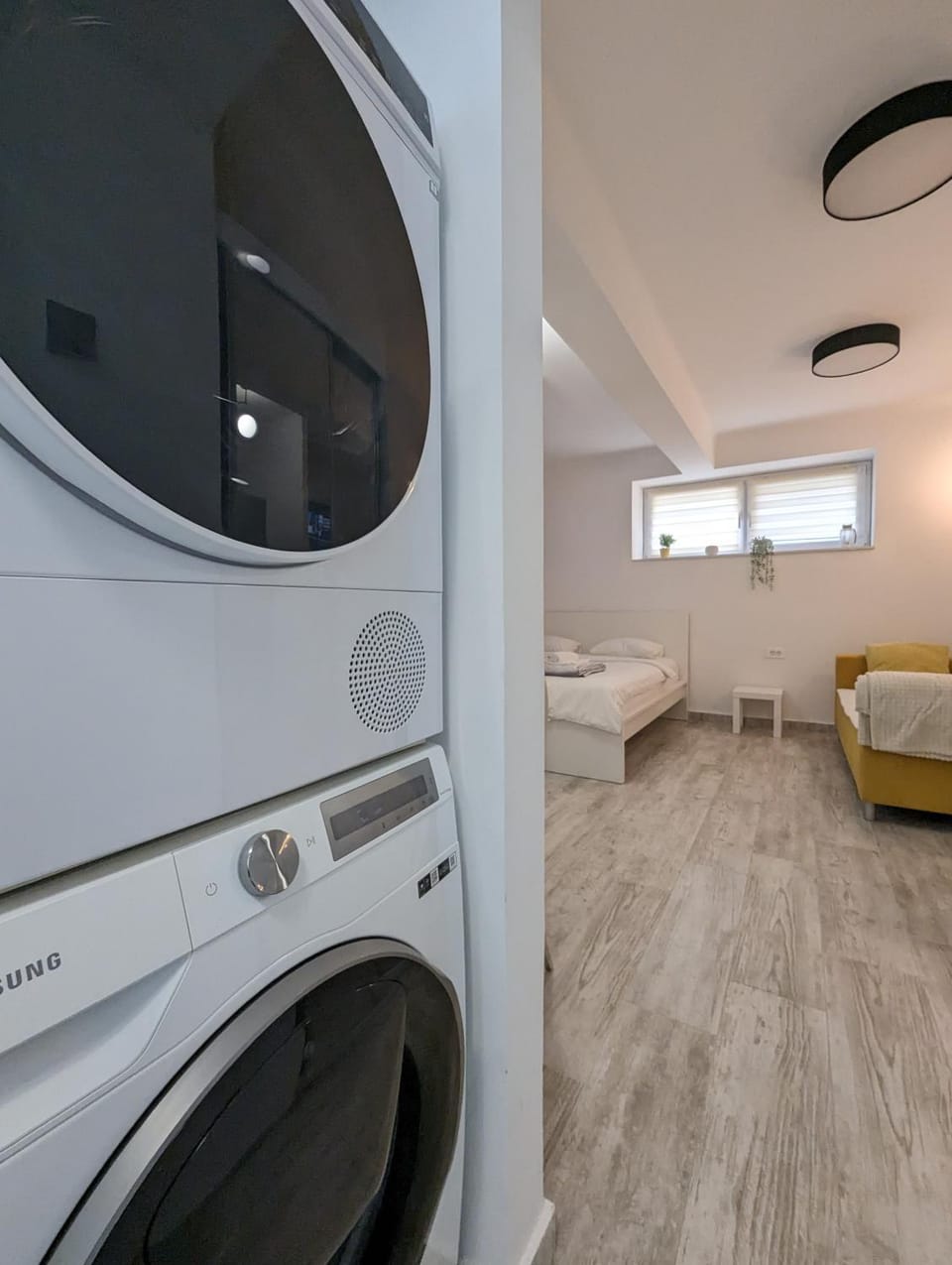 TV and multimedia, Living room, Seating area, washing machine, dryer