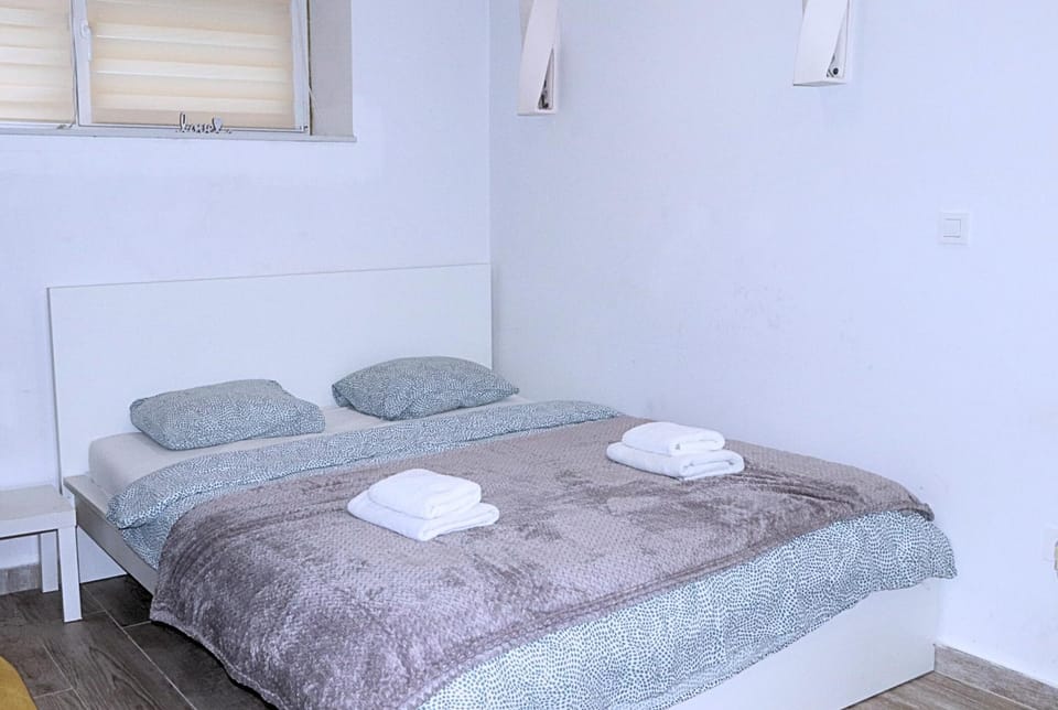 Bed, Photo of the whole room, Bedroom, towels