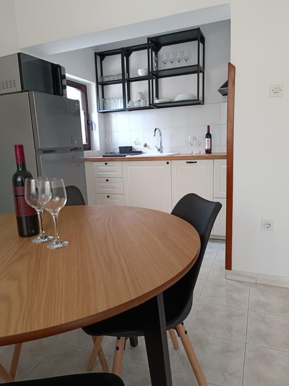 Kitchen or kitchenette, Dining area
